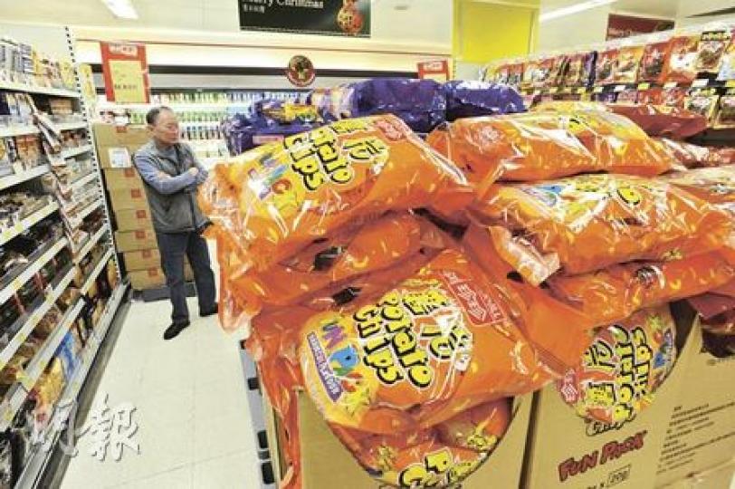 本報發現兩大超市十大類貨品中，以「糖果餅乾小食（包括薯片）」這類派對食品價格加幅最高，過去兩年平均加幅達8%。（尹錦恩攝）統計處數字顯示，本港食米及食油過去兩年價格分別回落4.8%及11.2%，但超市的部分米及油產品零售價卻回落不顯著，有加快減慢之嫌。（尹錦恩攝）