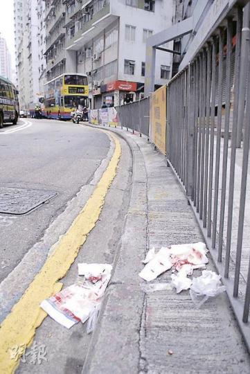 巴士車長忘記關門，導致一名老伯跌出車廂受傷，現場留下一堆染血紙巾。（梁琬珊攝）