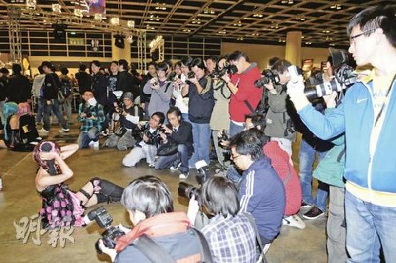 除了「成人區」，亞洲遊戲展亦設有區域讓參與Cosplay（角色扮演）的人聚集。有性感少女吸引大批攝影發燒友拍攝，兒童及青少年亦可駐足欣賞。（張志超攝）有參展商設立「成人區」避免18歲以下青少年試玩暴力和血腥遊戲，但門外工作人員以肉眼辨別年齡，令部分未成年學生成功入內。（張志超攝）