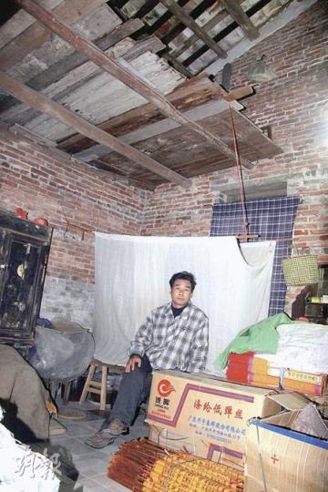程兆輝的傷殘軍人證，如今幾成廢紙一張（下圖），生活陷入困境，簡陋住所成了在市場賣香的妻子囤貨的倉庫（上圖）。（麥俊攝）