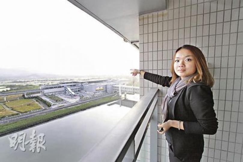 深圳房地產價格持續上升，港人有份「推波助瀾」，因近月不少港人都跨境置業，博人民幣資產升值及迴避香港炒樓稅。圖中美聯地產代理介紹的福田口岸受歡迎物業「金地名津」單位，與香港僅一河之隔，樓價動輒200萬港元。（陳志偉攝）