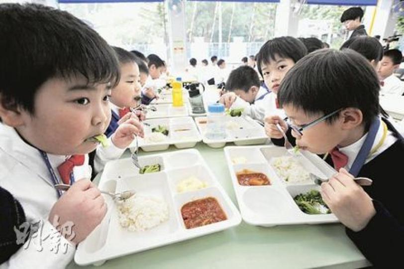馬鞍山靈糧小學的學生必須把食物盤內的食物「吃清光」，減少廚餘，不夠吃可以即場添飯。（朱永倫攝）