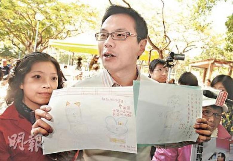 任亮憲（右）昨日向記者出示兩張由黨友女兒送上的「慰問卡」，旁為連日來陪伴任亮憲的社民連李偉儀。（劉焌陶攝）