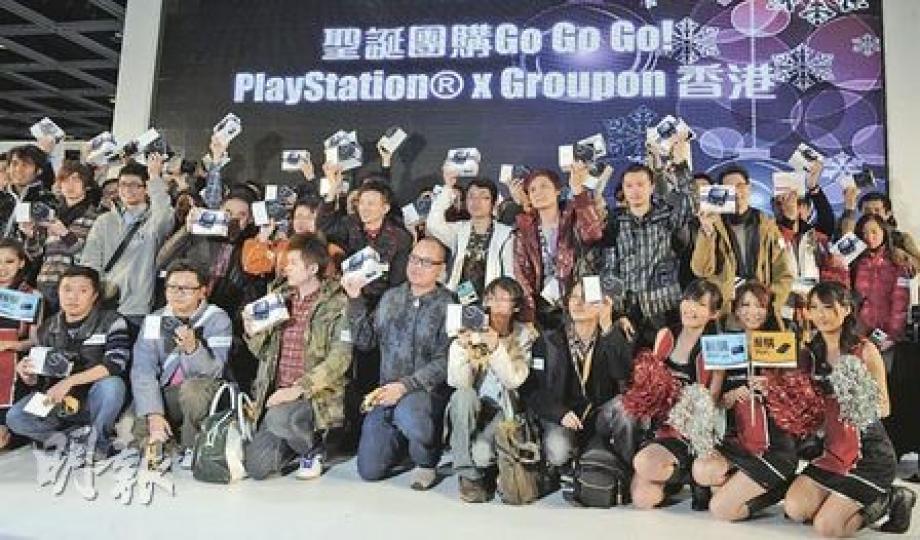 200名市民以優惠價950元團購PSP，昨日一同取貨展示「戰利品」。（劉焌陶攝）美食嘉年華人頭湧湧，市民試食後隨地拋棄垃圾，竹籤紙杯散滿一地。（陳家俊攝）