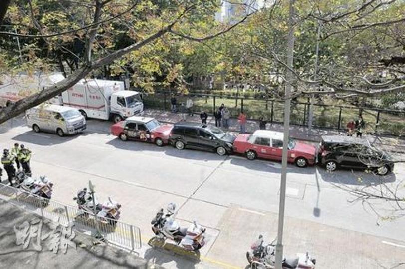 九龍城東頭村道近聯合道昨午發生5車串燒意外，一名司機報稱頸部不適但拒絕送院。事發時毗鄰公園正準備開始《城市論壇》，園內人頭湧湧。（林錫禮攝）