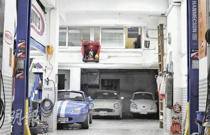觀塘雲漢街車房林立，上址多間地舖車房都如圖中一樣設有閣仔，不少車房職員均對有雲漢街地舖業主因舖內有僭建閣仔被控及要坐監一事感疑惑，因他們認為閣仔不會傷及途人，不明屋宇署為何仍要嚴厲執法。（何家達攝）觀塘雲漢街車房林立，不少車房都設有閣仔，但屋宇署昨拒絕透露因拒拆僭建閣仔而要坐監的雲漢街業主，其所擁地舖是否作車房用途，雖然檢控和法院裁決都會列出物業地址，屬於公開資訊，但屋宇署昨堅拒披露物業地址。（何家達攝）