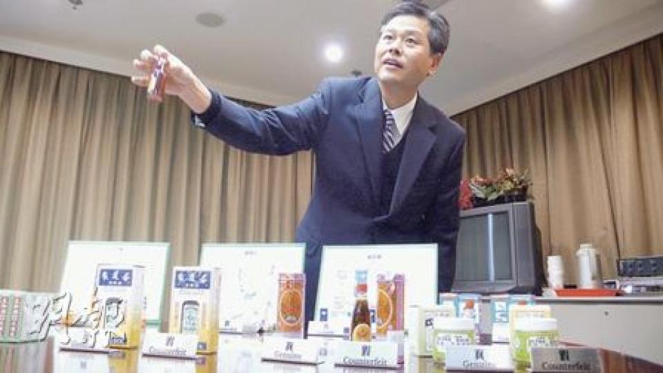 海關版權及商標調查（行動）課監督連順賢建議市民到具商譽的店舖買藥，並帶真貨包裝對比，網上買藥則可免則免。（馮樂琳攝）（明報製圖）