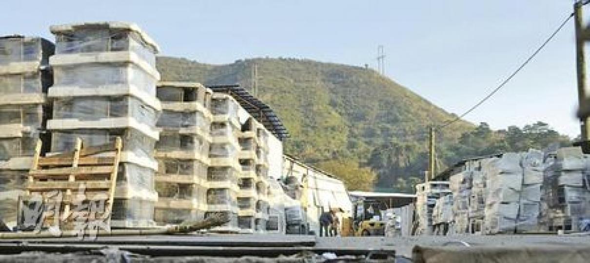 業界預料，本周六（1月1日）內地實施電器及電子產品禁運措施後，本港回收場會囤積更多電子廢物。圖為坪輋一個電子廢物回收場，當中存放不少電腦屏幕及電視機。（葉漢華攝）