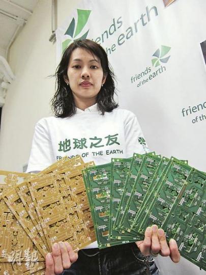 地球之友高級環境事務主任區詠芷手持的線路板，是本地回收商從內地收購得來，每公噸約1000元，若本地有循環再造工業，可將塗在板上的銅分離，再以每公噸6萬元的價格出售。（馬耀森攝）
