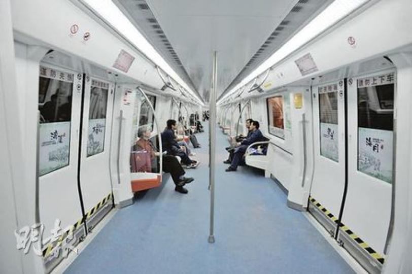 深圳地鐵2號線首期昨日開通，但乘坐的旅客並不多，偌大的車廂顯得空空如也。（朱永倫攝）（明報製圖）