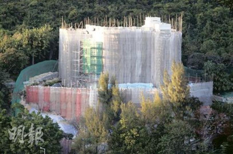 位於深水灣道79號的李嘉誠舊居，即將拆棚，共有4層高，內有3個大型住宅單位及5個車位。（郭慶輝攝）