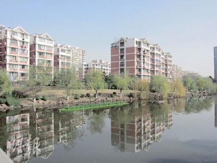 杭州最早的保障房小區東新園內小橋流水，景色怡人。記者見到名車出入，也發現一套70多平米的住宅，正在暗地招租。（顧冷冰攝）