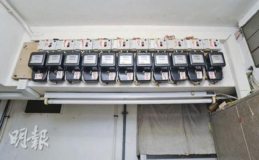 雲漢街41號地舖的閣樓處，可見有11個電表，其中部分電表屬於僭建的閣樓單位。（劉焌陶攝）
