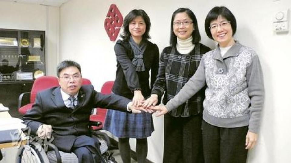 理大今年中起首次與社署合作，安排逾700名學生到深水埗區做義工，服務區內弱勢社群。圖左起為社會福利署深水埗助理福利專員梁世昌、明愛深水埗綜合家居照顧服務隊主管黎秀和、理大學生事務總監馮陳敏慈、理大學生發展組總主任李劉穎瑩。（蕭輝浩攝）