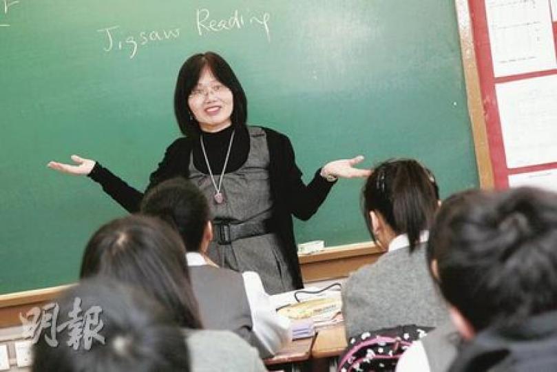 有逾30年教學經驗的粉嶺官立中學英文教師趙春麗下月即將退休，她坦言要令英文較弱學生投入上課，先要培養他們的興趣，因此上課時經常透過分組遊戲，讓學生在趣味中學習。這次她將其中一課英文故事分成拼圖，讓學生排序，助學生溫習課本之外，亦教他們生字。（陳智良攝）（明報製圖）