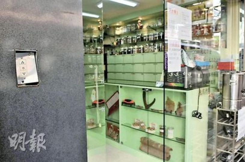 爆竊匪為搵快錢竟猖獗至在旺角連環爆竊3間店舖，其中一間被爆竊的中藥店損失近萬元財物。（林錫禮攝）旺角連環爆竊案中匪徒連米線店也不放過，事後警員到場調查及點算損失。（林錫禮攝）