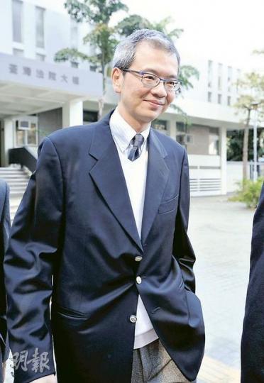 金管局法規部高級經理錢曾珙被判簽保守行為，離去時微笑不語，未有回應記者提問。（葉漢華攝）