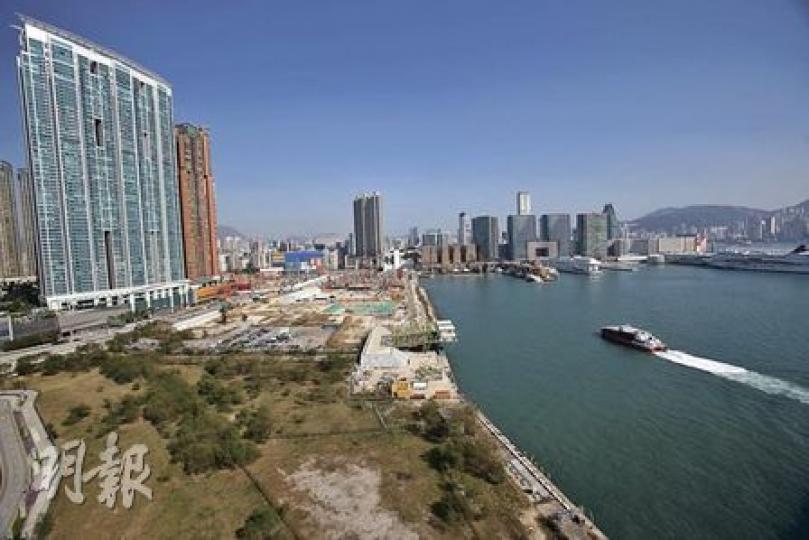 東邊可眺望鑽石山、海港城，但因九龍站上蓋屋苑，如君臨天下（藍色樓）、凱旋門（赤色樓）所擋，有如屏風阻擋未能一覽九龍中景色。（林振東攝）南邊可全眺由西環至銅鑼灣的港島沿岸風光，算是各方位中視野最清晰的一個。（林振東攝）西邊可遠眺大嶼山（左）、昂船洲大橋及荃灣（中）、美孚、以至長沙灣（右）。（林振東攝）北面則因被ICC（左邊藍色玻璃樓）及其他建築物所阻，只能略窺獅子山脊（左後）。（林振東攝）今起至明年11月，市民可前往西九龍海濱長廊，乘搭「氫氣球」升上最高100米，飽覽近至中環IFC、遠至大帽山及大