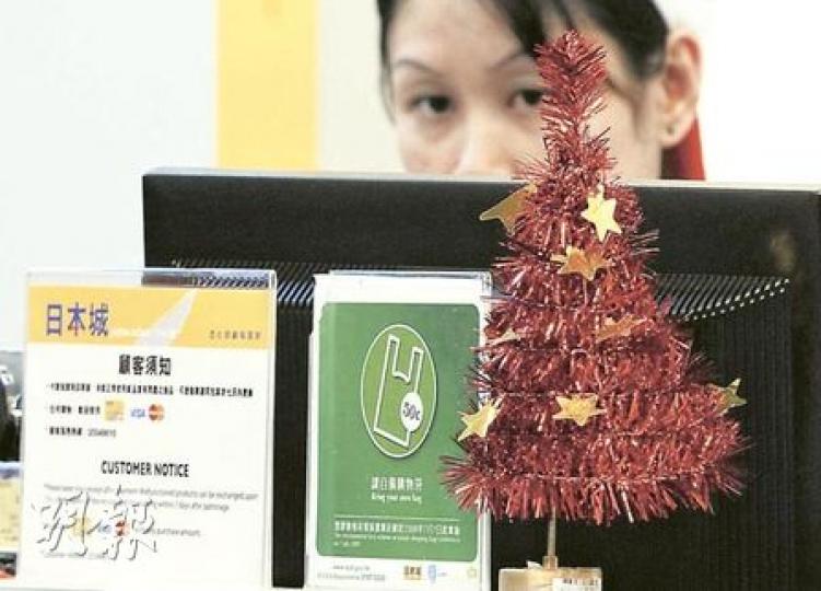 土瓜灣道日本城本身是特許經營店，遭檢控違反膠袋徵費後退出徵費計劃，後來該店由日本城總公司接手繼續經營，該公司表示會嚴格執行徵費，不會重演同類事件。（何家達攝）記者前日傍晚到紅磡視察未受徵費影響的家興百貨，發現收銀員免費向顧客派膠袋，亦有自備購物袋的市民將超市給予的膠袋一併帶走。（何家達攝）