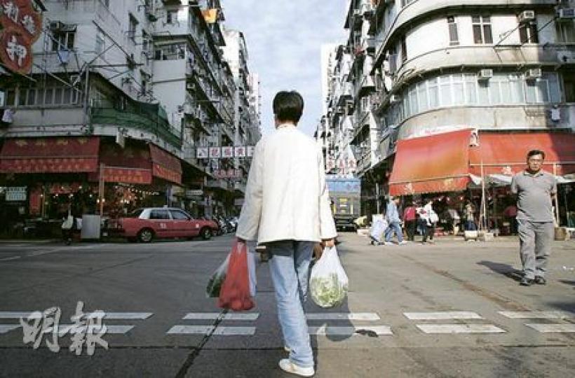 基層師奶阿萍不願上鏡，草根身分令她感自卑。她每天游走深水埗大街小巷購買平餸，填飽一家五口肚子。她手執的膠袋盛載平肉平菜，也是基層的抗通脹智慧。（林振東攝）
