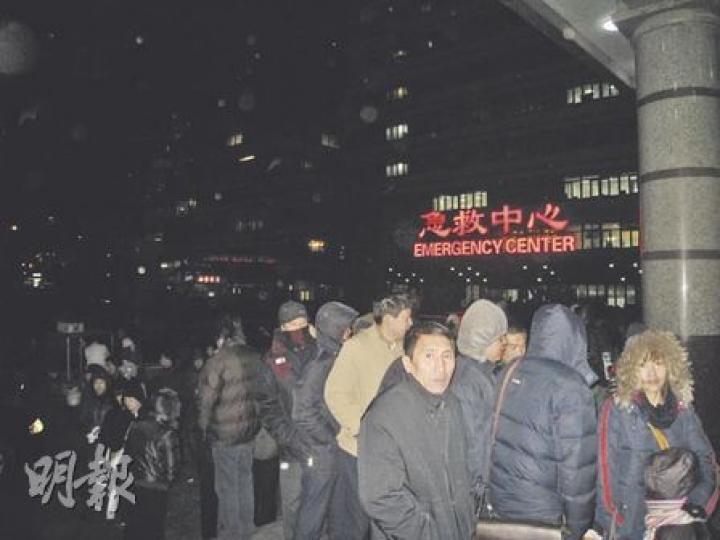 -8℃的寒夜，仍有約300人在深夜輪籌。一切都是為了治療好孩子的病。（劉洪慶攝）4歲河北籍男童賀成業患有白血病，鼻子血流不止，一家人為等待病牀已在醫院地板睡了一周。（劉洪慶攝）醫院除了輸液緊張，座位也緊張，陪孩子輸液的家長只能坐在地板上。（劉洪慶攝）