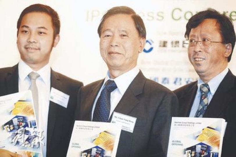 友川行政總裁覃漢昇（左）昨於記者會表示，目前產品均銷往歐美，公司往後會進軍內地醫療塑膠用品市場。中為友川主席覃通衡、右為財務總監陳紹源。（朱永倫攝）