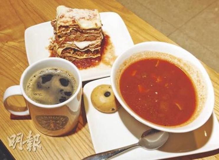 肉醬闊麵、雜菜湯配一杯咖啡，這頓午餐確實不錯，前兩款食物要86元，暫時只有國金分店提供。（劉峻陶攝）