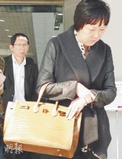 居於貝沙灣豪宅的老夫老妻賴友忠（左）及于丹（右），為公事在家爭吵兼動武，二人獲准簽保守行為後離開法院，未有交談。（何偉畧攝）