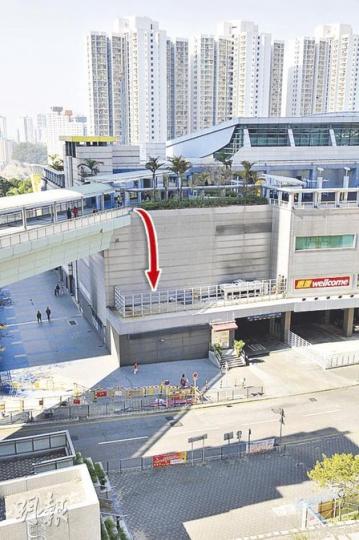 老翁從通道旁花槽墮下秀茂坪商場位置（箭嘴示）。（林錫禮攝）從秀茂坪商場高處墮下的老翁送院後不治，警方正調查他是否因欲撿回被風吹走的帽子出事，或是自殺。（林錫禮攝）