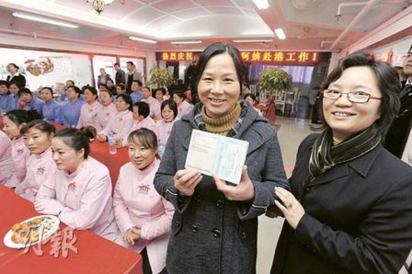 深圳市中家職業技能培訓學校，昨歡送聲稱「深圳首位赴港家政養老護理員」徐青玲（持護照者），校方安排多名學員出席。但徐青玲護照顯示，她是按沿用多年的補充勞工計劃來港，並非港府有新推政策。（尹錦恩攝）永豐行國際有限公司，被深圳僱傭公司指經營「曉暉之家」殘疾院舍、聘用「首個深圳保送香港家政人員」。記者昨到永豐行位於柴灣辦公室，發現它是一家精品禮品貿易公司，售賣貨品例如冰溫袋。（明報記者攝）曉暉之家位於西營盤皇后大道西，東主伍小姐表示，曉暉之家與永豐行沒有關係，院舍只是按既有計劃輸入外勞，故昨日拒絕北上替