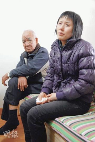 連續熬兩個通宵工作的好爸爸車禍不治，其父親和妻子聞噩耗傷心不已。（梁琬珊攝）吐露港車禍現場，電單車司機拋出撼向防撞欄後跌下，救援人員趕至把傷者救出，搶救後不治。（蔡方山攝）電單車在吐露港公路失控撞向路牌翻側，再衝前40米後始停下，損毁嚴重。（蔡方山攝）
