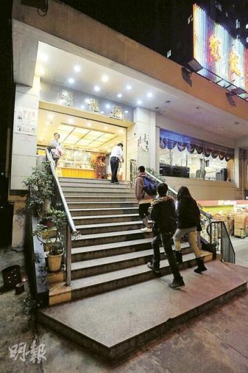 彩龍船火鍋海鮮酒家門外樓梯共13級，沒有斜道或升降台，須靠人力抬輪椅客進出酒樓。（葉漢華攝）