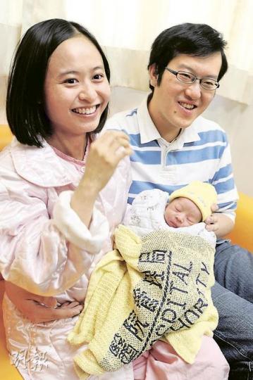 2011年「元旦第一B」昨零時零分在伊利沙伯醫院搶閘出世，從醫的父母沒想過要兒子繼承衣鉢，只希望他健康聰明、快高長大。（尹錦恩攝）