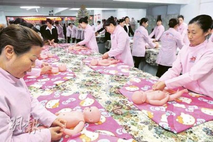 參與深圳中家家庭服務公司月嫂課程的學員，要留宿學習照顧嬰兒，例如凌晨3時被教師叫醒，以習慣日後打工須半夜起牀餵奶。公司表示，會安排早年培訓出來的月嫂持旅遊簽證赴港工作，但入境處表明有關做法違反香港法例。（尹錦恩攝）深圳市中家家庭服務公司董事長朱鳳蓮（穿黑外套）表示，學校提供陪月員、一般家傭、家庭廚師、護老員等培訓服務，特區政府輸入家傭政策一旦開通，她可提供數以萬計傭工來港，「我們已為赴港做好準備」。（尹錦恩攝）