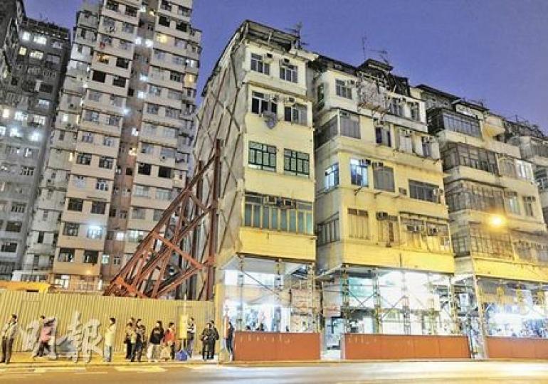 馬頭圍道塌樓慘劇後，政府拆除塌下的45J與相連的兩幢大廈，遺下圖左方的地盤，地盤右方的45E倖免於難毋須即時拆卸，但已入市建局收購重建之列。（余俊亮攝）黃小姐入伙僅3日便赫見市建局在大廈梯間貼出重建通告，被投訴的代理李先生辯稱市建局早於去年初公布收購，「一日未正式收購，一日都可以租。（余俊亮攝）