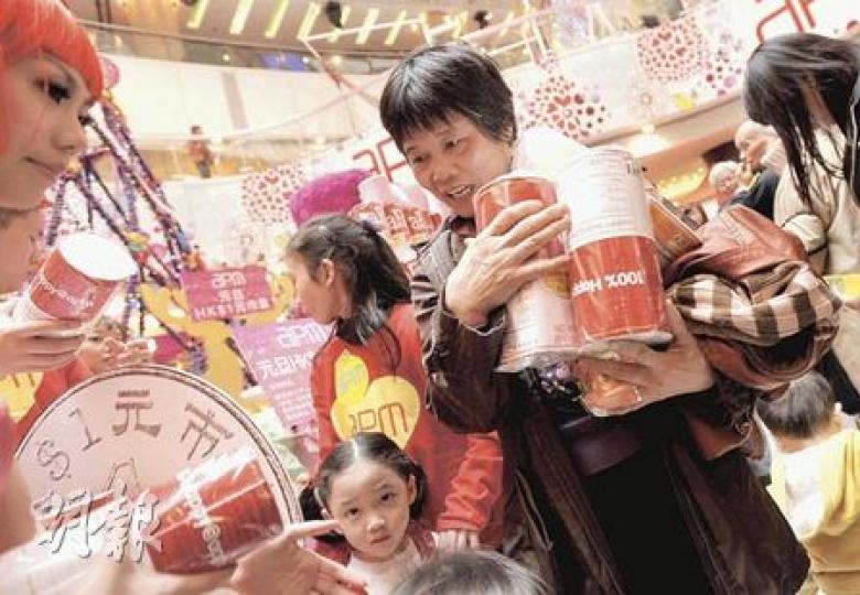 今年不少物品都會加價，有商場舉辦「一元市集」活動招徠，廁紙、水等日用品每件一元出售，市民急不及待選購心頭好，商場規定每名市民只可購買5件貨品。（余俊亮攝）同為單親媽媽的賴小姐（右）和黃小姐（中）都是領綜援度日，支付日常開支後所餘無幾，賴小姐直言聖誕節也不能與兩兒子出外慶祝。（余俊亮攝）