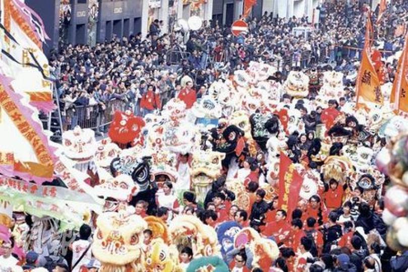 龍獅節舉行期間，平日熙來攘往的廣東道擠滿醒獅，吸引大批市民和遊客圍觀.。（李紹昌攝）醒獅巡遊至百周年紀念公園，多隻醒獅表演高空採青。（李紹昌攝）