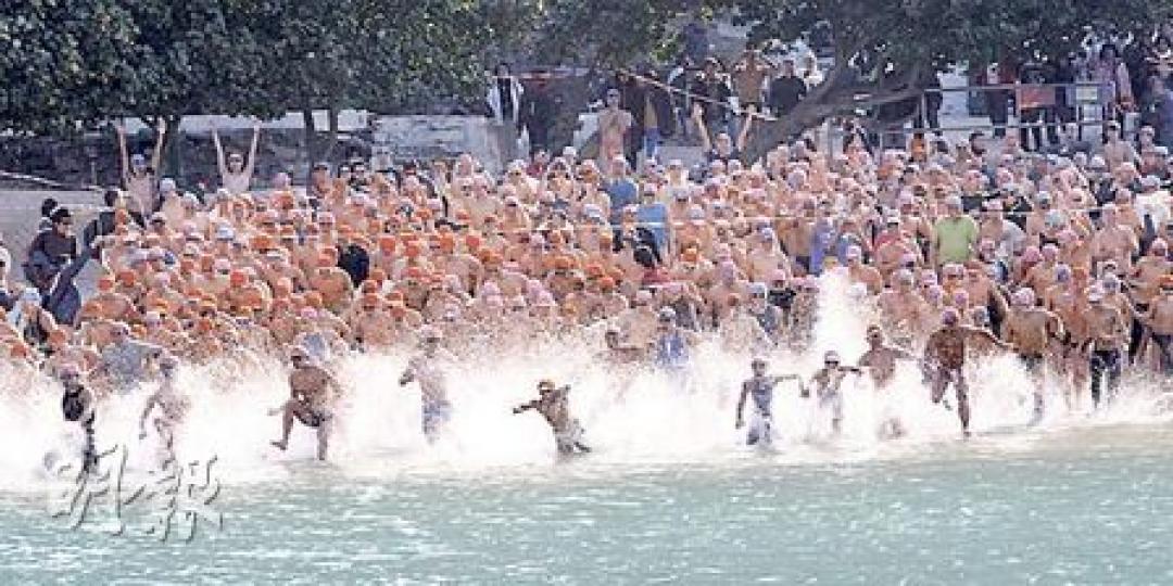 第35屆元旦冬泳昨於淺水灣舉行，吸引逾2900人報名參加，最終約2300人無懼寒冷天氣跳進冷海中暢泳。（李紹昌攝）年僅3歲的吳曉晴（左）在姨媽的陪同下，輔以浮板游畢600米，是今年元旦冬泳大賽中年紀最小的參加者。（李紹昌攝）