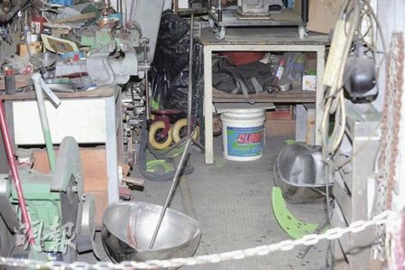意外後，五金店地面遺下兩個被炸開扭曲變形的銀色金屬半圓外殼。（樊銳昌攝）高溫切割金屬球爆炸意外中，五金舖老闆疑遭金屬球外殼割傷前額，由救護車送院治理。（樊銳昌攝）