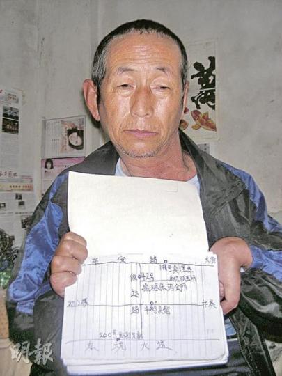 東莞公安按王秀勇繪製的「掃黃地圖」破獲逾百個色情架步，現在卻將他當成麻煩製造者。（明報記者攝）王秀勇因患小兒麻痹症雙手殘障，但強調自己「人殘心不殘」。（明報記者攝）