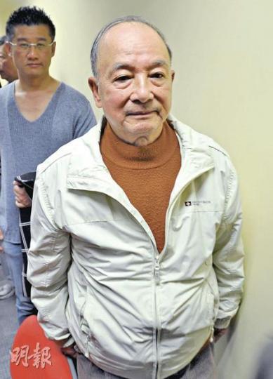 曾於新華社工作、官至副部長的司徒華胞弟司徒強（前）表示，曾與華叔討論政治，但從不會因意見不合而起衝突。後為司徒華主診醫生莫樹錦。（葉漢華攝）司徒華逝世消息昨在中午傳出，傳媒整天播放華叔生前片段，在大廈外牆的電視屏幕上，出現一幕幕華叔生前的生活片段，吸引途人駐足觀看。（尹錦恩攝）
