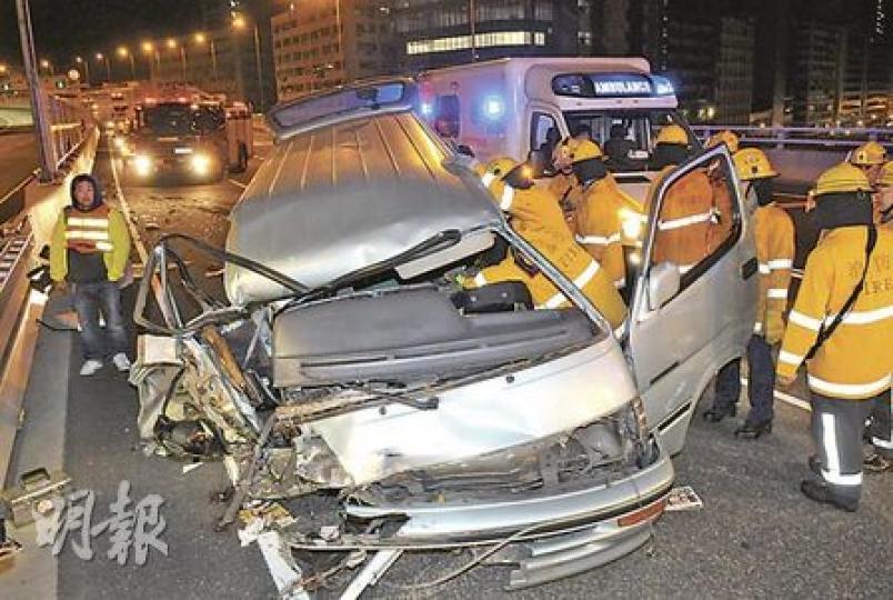 車禍中肇事客貨車撞至全車嚴重扭曲變形，司機重傷。（蔡方山攝）尖山隧道凌晨發生嚴重車禍，客貨車司機一度被困車廂，需由消防員救出送院，經搶救後情況嚴重。（蔡方山攝）