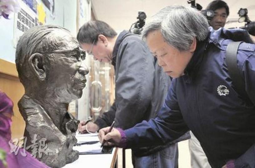 華叔好友「阿又」楊又蓮（右）昨日特意到教協簽署弔唁冊，旁邊的雕像，正是她送給華叔的禮物。（余俊亮攝）