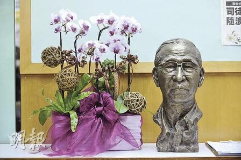 這盆由學生們所送的蘭花在病榻旁陪伴華叔走完最後一程。恩師已去，蘭花昨日移到旺角教協，以祭華叔。（余俊亮攝）