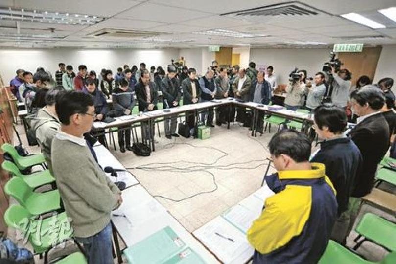 教協昨開會討論成立「司徒華教育基金」等事宜，開會前由會長馮偉華帶領默哀悼念華叔（圖）。（葉漢華攝）皇仁書院千名學生昨日在早會上，默哀悼念前日去世的學長司徒華。（陳智良攝）