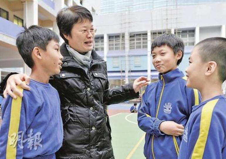 葛量洪校友會黃埔學校校長阮淑冰（左二）向學生宣布司徒華的死訊，稚子認真對待老校監離世。（余俊亮攝）