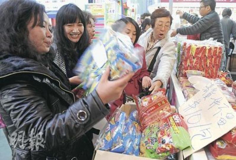 不少市民趁昨日工展會最後一日展期掃平貨，卻只有少數參展商割價促銷，因此失望而回。（劉焌陶攝）
