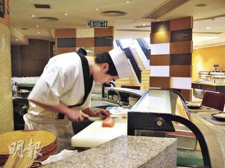 香港逸東酒店的Yagura居酒屋自今年3月停止以藍鰭吞拿魚作食材，酒店發言人指出，港人愛吃三文魚、海膽，即使沒有藍鰭吞拿魚供應，對生意影響亦不大。（黃靜雅攝）