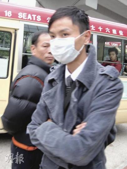 任警察逾12年的被告莊耀明（前）身形瘦削，案發前駐守中區刑事調查隊，事發後已被停職。（梁珮珊攝）