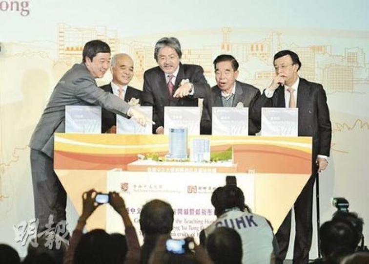 匯豐中國董事長鄭海泉（上圖右一、下圖）久久未喺公開場合露面，噚日亮相中大慶祝教學酒店開幕。（葉漢華攝）
